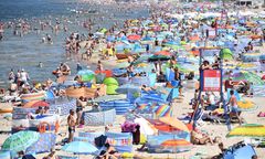 Tragedia w Stegnie. Mężczyzna zmarł na plaży, parawany blokowały ratowników