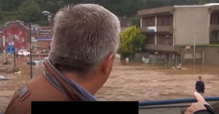 Burmistrz opowiadał o walce z powodzią. W tle rozgrywał się dramat