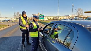 Jechał pijany, na zakazie i potrącił pieszego. Sąd szybko go wypuścił