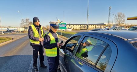 Jechał pijany, na zakazie i potrącił pieszego. Sąd szybko go wypuścił