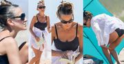 55-letnia Sarah Jessica Parker oddaje się lekturze na plaży w Hamptons (ZDJĘCIA)