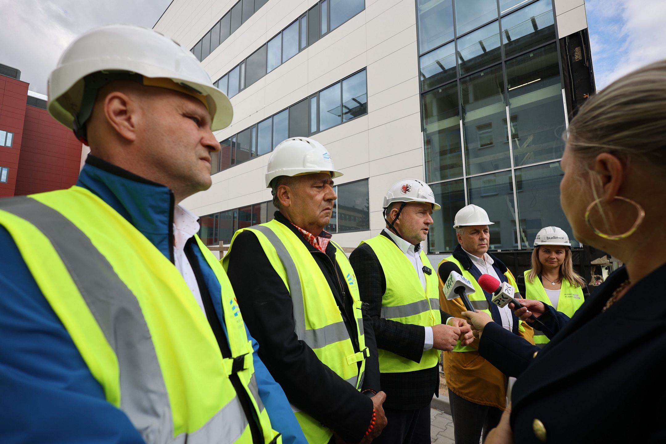 Piotr Całbecki wizytował budowę nowego budynku szpitala