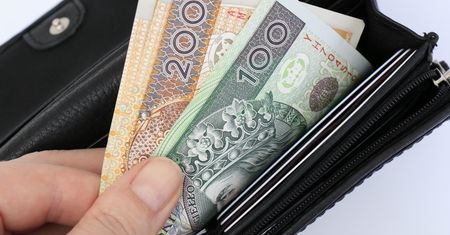 Co jest tańsze: gotówka czy pieniądz elektroniczny? Do pewnego momentu wygrywa banknot