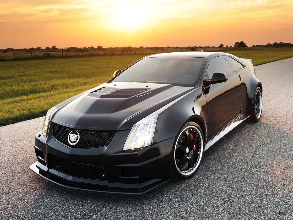 Hennessey Cadillac CTS-V Coupé VR1200 Twin Turbo to jeden z najmocniejszych samochodów, jakie stworzył ten amerykański tuner. Rozwija on aż 1243 KM. To oznacza bardzo duży przyrost mocy, bo standardowo 6,2-litrowe V8 w tym wozie osiąga 564 KM i pozwala rozpędzić to kanciaste coupé do 308 km/h. Wersja od Hennesseya jest znacznie mocniejsza...