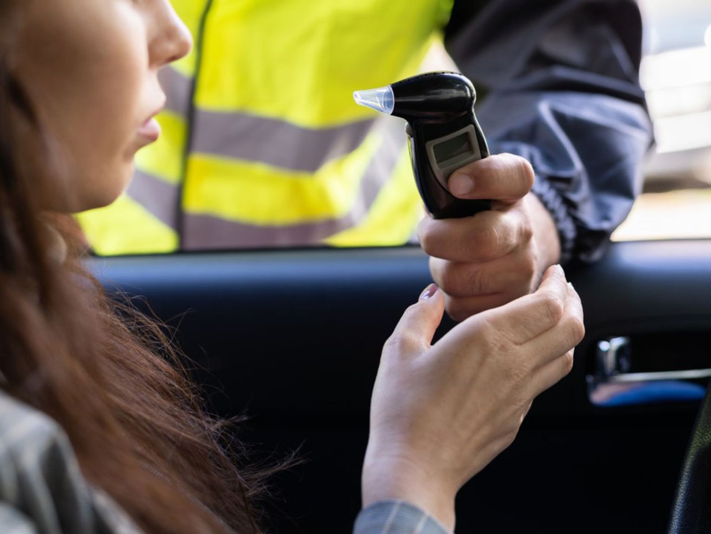 Pijana wiozła córkę samochodem. Na widok policji zasłoniła twarz ręką