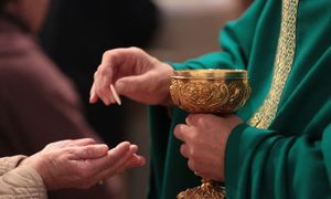 Komunia święta bez glutenu? Ksiądz wyjaśnia