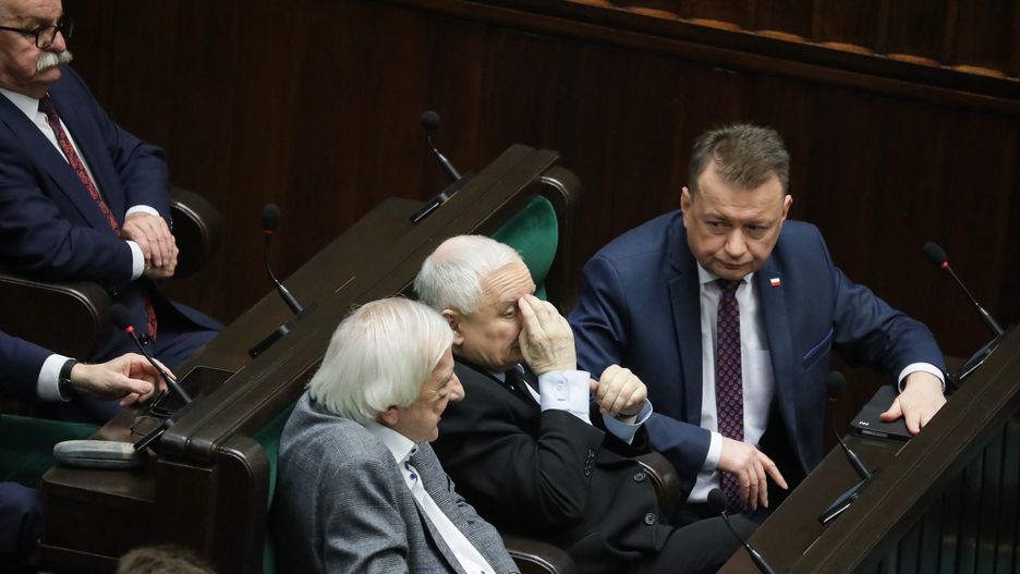 Warszawa, 21.02.2024. Prezes PiS Jarosław Kaczyński (C) oraz posłowie ugrupowania: Mariusz Błaszczak (P) i Ryszard Terlecki (2L) na sali obrad Sejmu w Warszawie, 21 bm. Sejm zajmie się przepisami o Krajowej Sieci Onkologicznej oraz wnioskiem PiS o odwołanie ministra sprawiedliwości Adama Bodnara. Sejm będzie też głosował nad ustawą ws. dostępności tabletki "dzień po". (ad) PAP/Tomasz Gzell