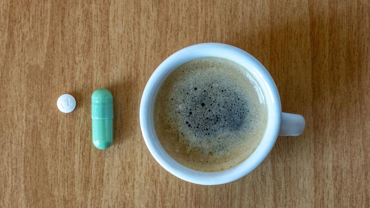 Kofeina to aktywny związek chemiczny, który może wchodzić w interakcje z lekami