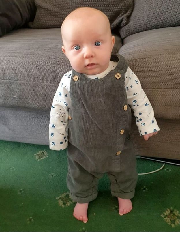 Dziecko jest w stanie utrzymać ciężar własnego ciała (Facebook)