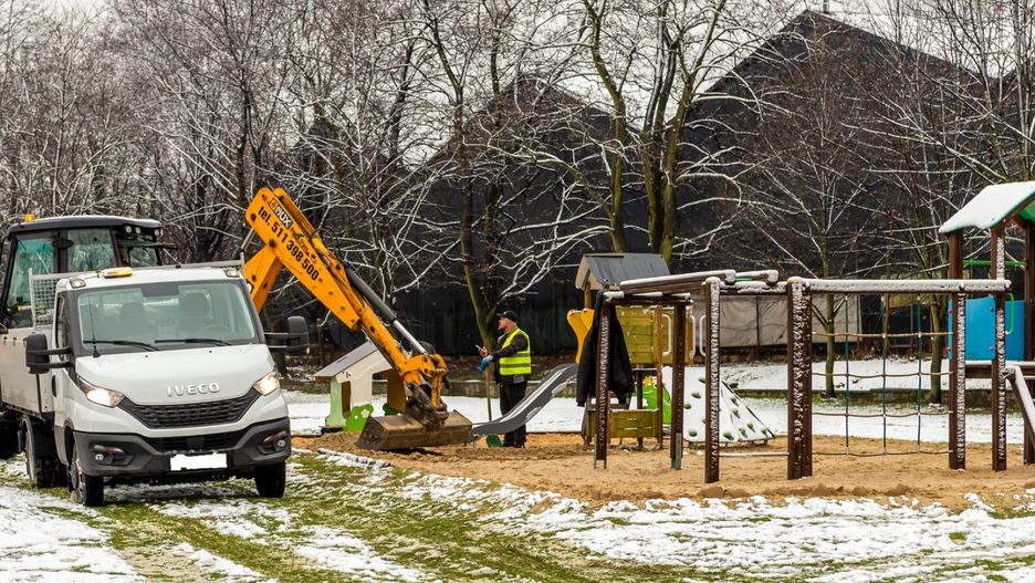 Śląskie. Pomimo zimowej aury w Bytomiu trwają prace związane z porządkowaniem piaskownic.