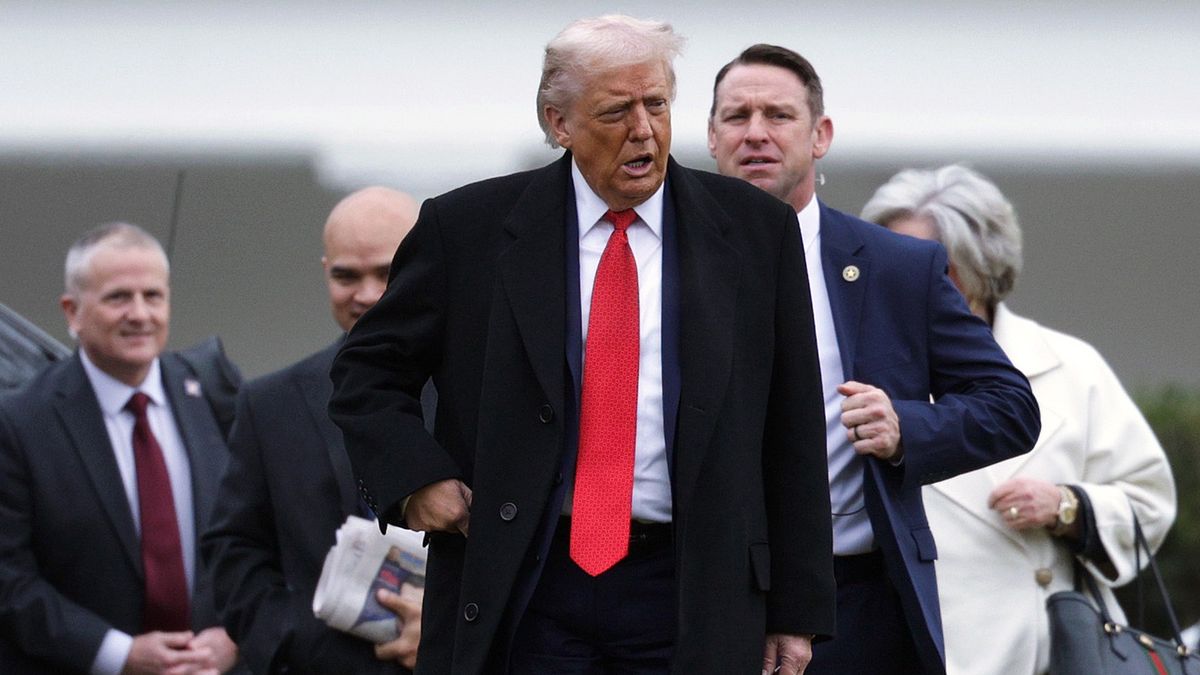 WASHINGTON, DC - JANUARY 06: U.S. President Donald Trump (C) returns to the White House after attending a House Republican retreat at The John F. Kennedy Center for the Performing Arts on January 06, 2026 in Washington, DC. Trump addressed House Republicans at the meeting. (Photo by Alex Wong/Getty Images)