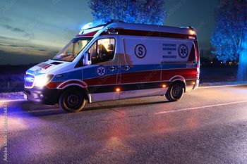 Życie dziecka było zagrożone, a karetka utknęła przez źle zaparkowane samochody nad Rusałką w Poznaniu. Zastępca prezydenta miasta komentuje