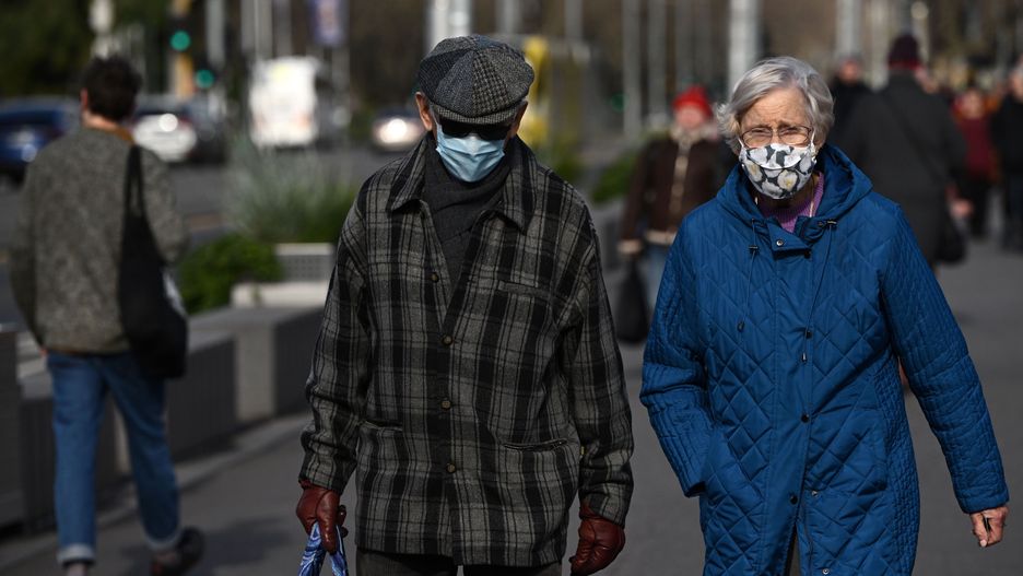 Pedestrians wear face masks in Melbourne, Australia, 18 July 2022. The state of Victoria has triggered the next phase of its winter plan to combat COVID-19 and other respiratory illnesses while announcing an extra 400 staff for hospitals. EPA/JOEL CARRETT AUSTRALIA AND NEW ZEALAND OUT Dostawca: PAP/EPA.