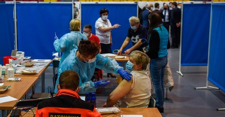Koronawirus nie daje za wygraną. A w Polsce pojawił się niebezpieczny trend. "Krytyka szczepionek przez Kościół"