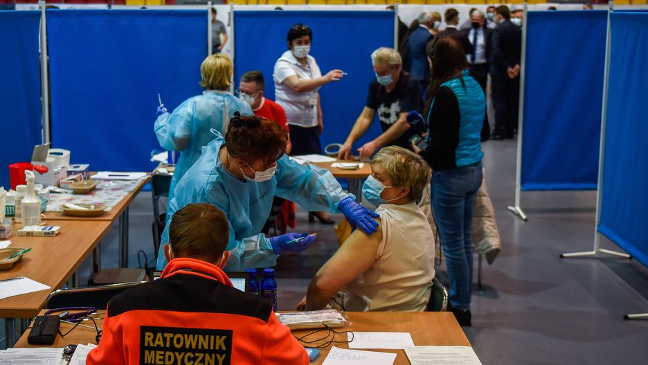 Kolejki do punktów szczepień to tylko część rzeczywistości. 19 mln dorosłych Polaków nie zrobiło nic, aby się zaszczepić