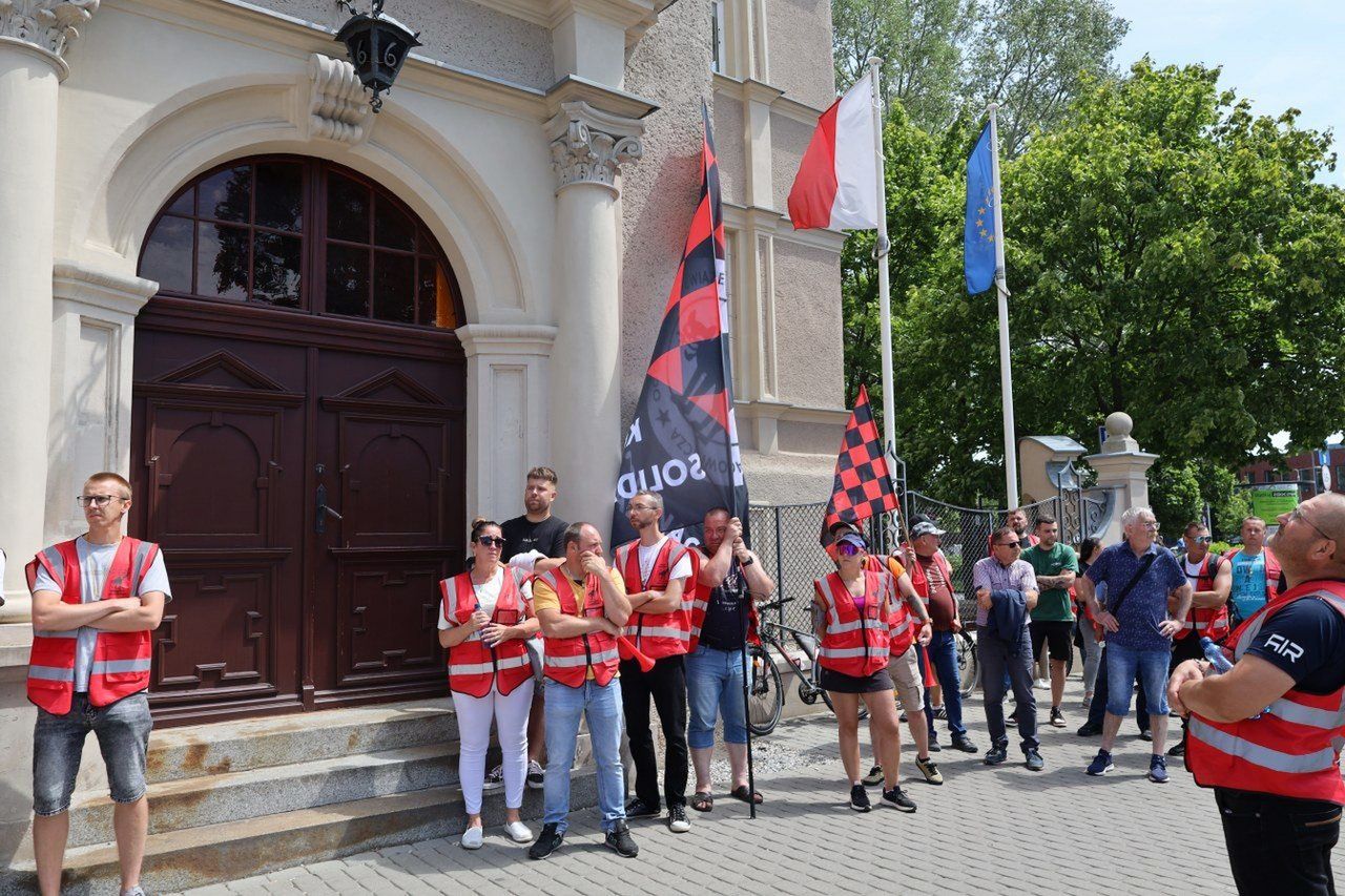 Kolejny tydzień strajku w Jeremiasie. Strajkujący poszli przed urząd miasta, zarząd: strajk jest nielegalny i nikogo nie więziono
