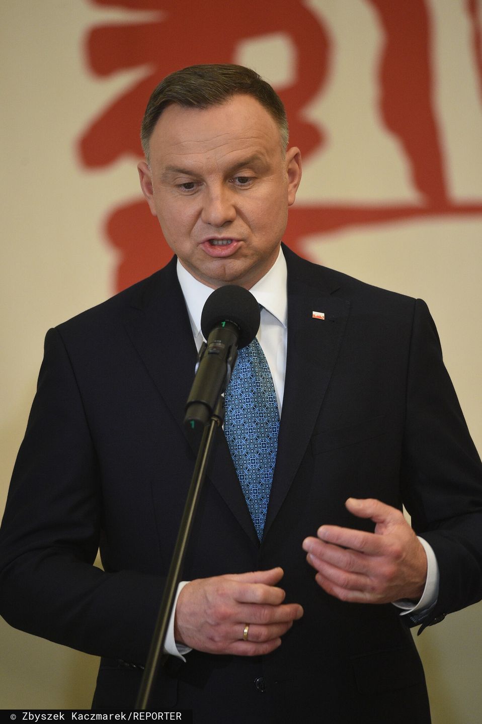 Sylwestrowy Andrzej Duda składa życzenia w FIKUŚNYCH OKULARKACH. Fani: "JAK ELTON JOHN"