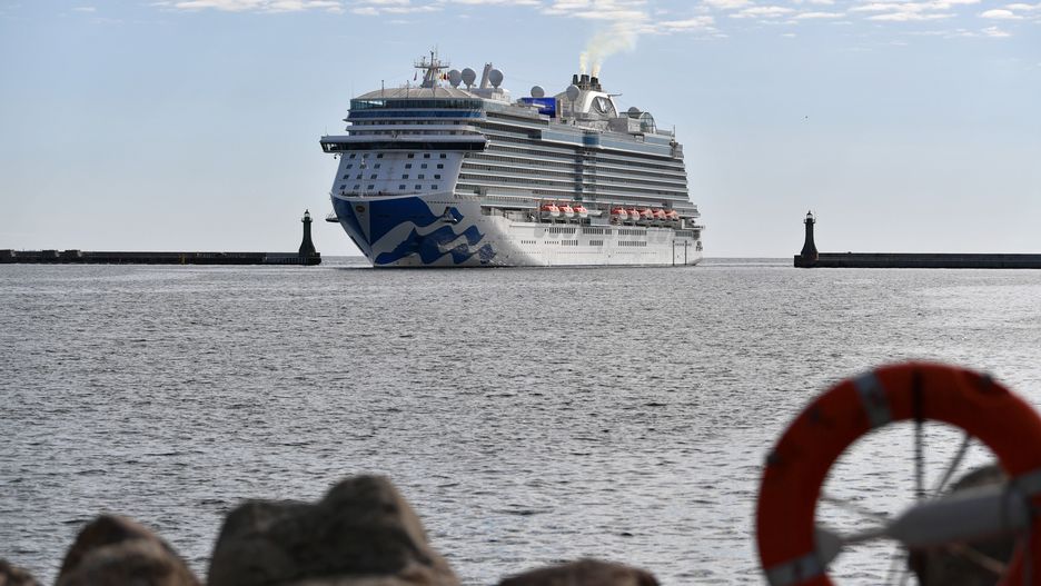 Gdynia, 17.05.2022. Statek wycieczkowy Sky Princess wpływa do portu w Gdyni, 17 bm. Licząca sobie 329,81 m długości jednostka to największy statek wycieczkowy, jaki wszedł do gdyńskiego portu w jego historii. Sky Princess może pomieścić 3,6 tys. pasażerów i ponad 1,3 tys. członków załogi. Jest wyposażony między innymi w baseny, kort tenisowy, boiska do koszykówki i trasy do joggingu. (amb) PAP/Adam Warżawa