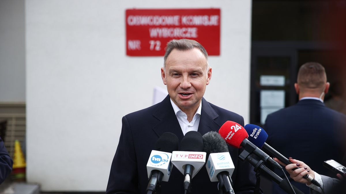 Kraków, 15.10.2023. Wybory parlamentarne 2023. Prezydent RP Andrzej Duda podczas wypowiedzi dla mediów po głosowaniu w lokalu wyborczym w Krakowie, 15 bm. Trwa głosowanie w wyborach parlamentarnych i towarzyszącym im referendum. Do jego zakończenia obowiązuje cisza wyborcza i referendalna. (aldg) PAP/Łukasz Gągulski