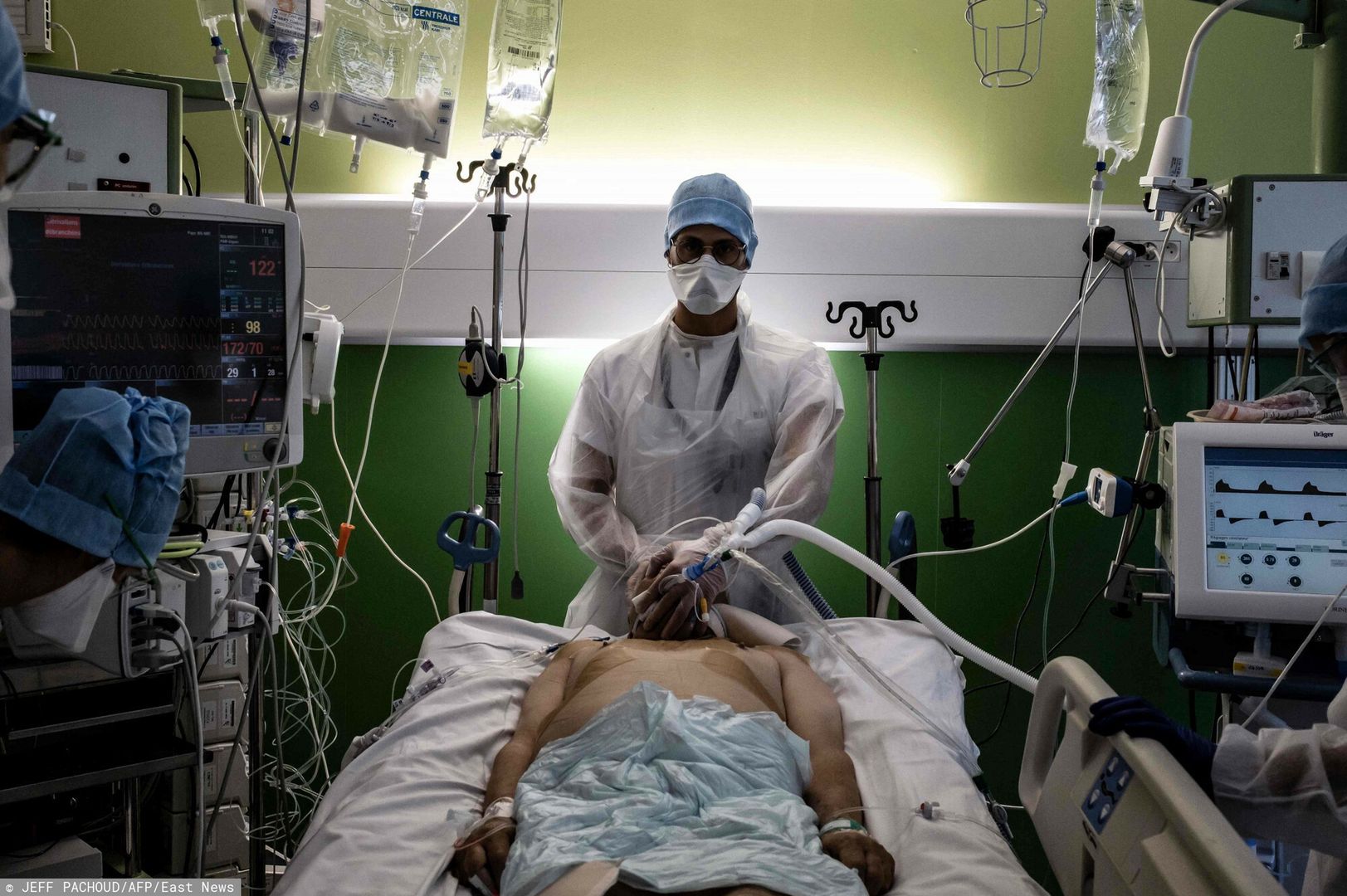 arch47TOPSHOT - A doctor takes care of a patient infected with Covid-19 in the intensive care unit of Lyon-Sud hospital in Pierre-Benite, on September 8, 2021. (Photo by JEFF PACHOUD / AFP)JEFF PACHOUD