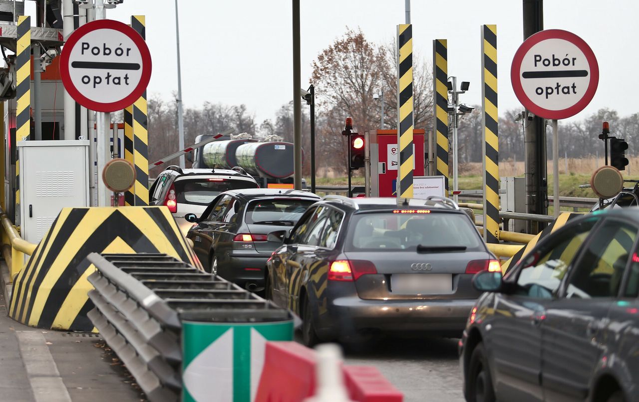 Pół roku systemu e-TOLL na autostradach. Polacy wolą kupować bilet na stacji