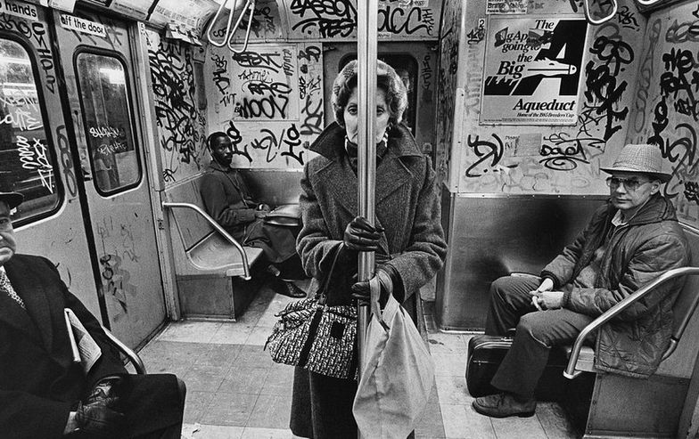 Kobieta jadąca metrem, 1985 rok