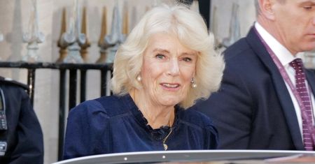Królowa Camilla wychodzi ze szpitala, w którym operowano króla Karola III. Zdradziła, jak CZUJE SIĘ jej mąż (ZDJĘCIA)
