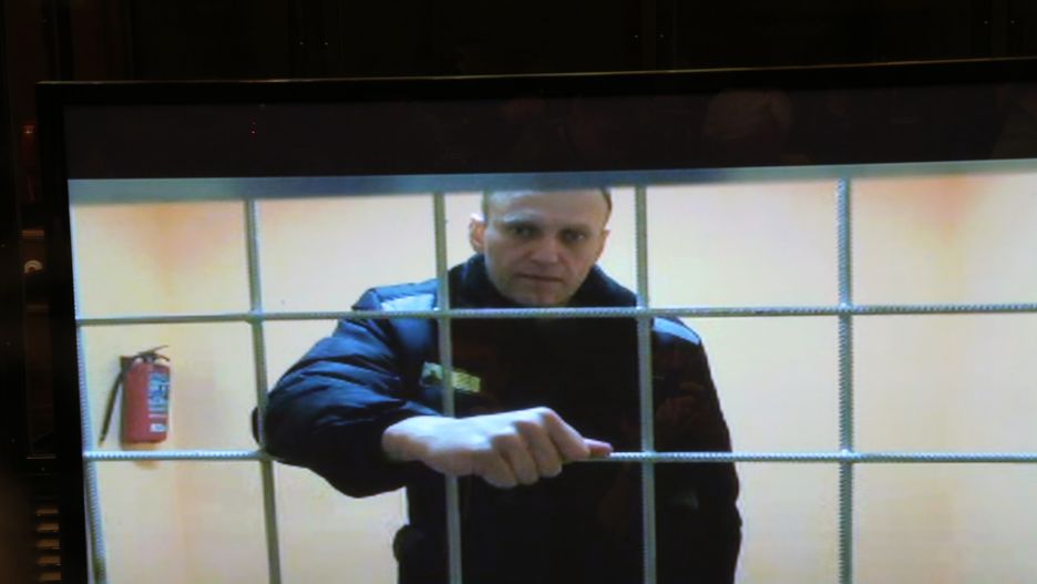 Aleksiej Nawalny w czasie ogłoszenia wyroku w sądzie w maju 2022 roku