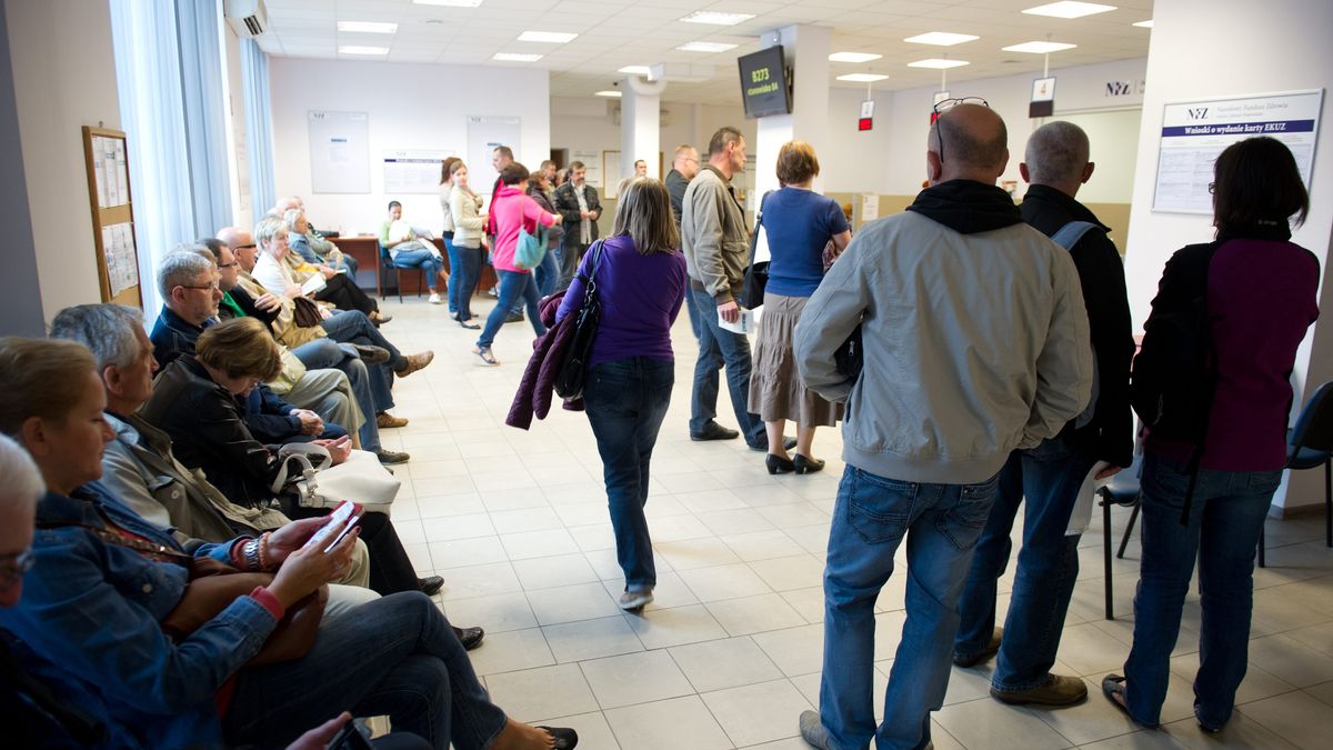 Odzia� NFZ w �odzi
��dx, 13.07.2013. Dzie� otwarty w ��dzkim oddziale Narodowego Funduszu Zdrowia (NFZ). Mimo dnia wolnego od pracy oddzia� za�atwia sprawy pacjent�w m.in. wydaje karty EKUZ, czy rejstruje pacjent�w w systemie ZIP. 
gm/obm PAP/Grzegorz Micha�owski
Grzegorz Micha�owski
EKUZ, kolejka, kolejki, leczenie, medycyna, Narodowy Fundusz Zdrowia, nfz, opieka medyczna, s�u�ba zdrowia, zdrowie, ZIP