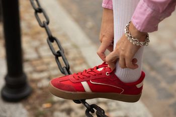 Wyraziste i modne. Bordowe sneakersy będą "kropką nad i" jesiennej stylizacji