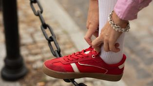 Wyraziste i modne. Bordowe sneakersy będą "kropką nad i" jesiennej stylizacji