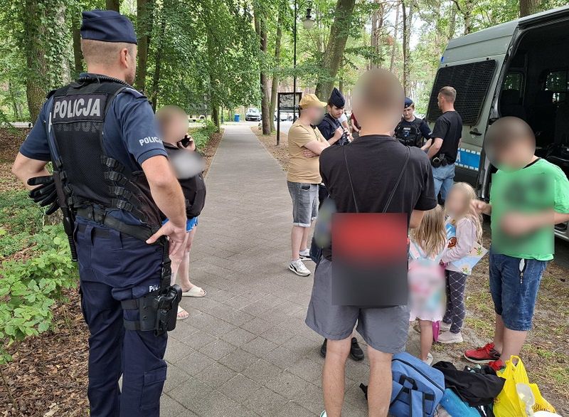Pijana nastolatka zasłabła podczas kąpieli w Łebie. Na plaży jej chłopak i czworo dzieci