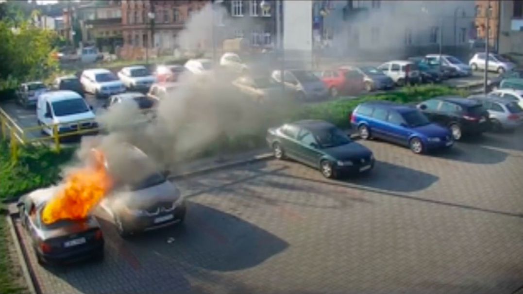 Dzieci wywołały pożar auta