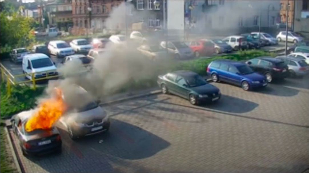 Dzieci wrzuciły do auta płonącą maseczkę. Policja pokazuje pożar [WIDEO]