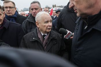Kaczyński uderzył w Tuska. "Uśmiechnięty premier z popcornem"