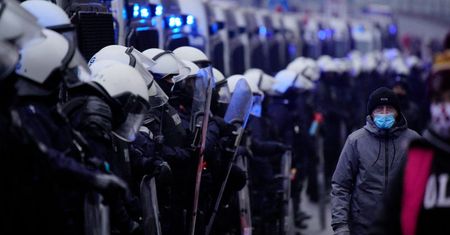 Był skazany za nadużycie siły na demonstracji. Policjanta uniewinniono