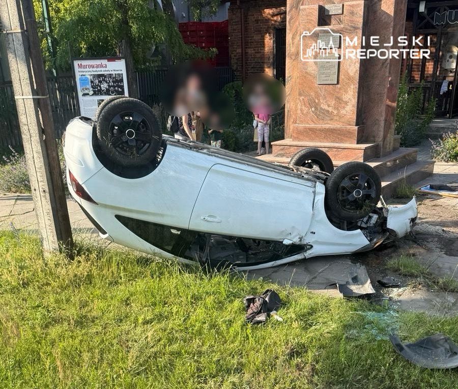 Dachowanie pojazdu w Warze. Pomocy poszkodowanym udzielił policjant w czasie wolnym od służby