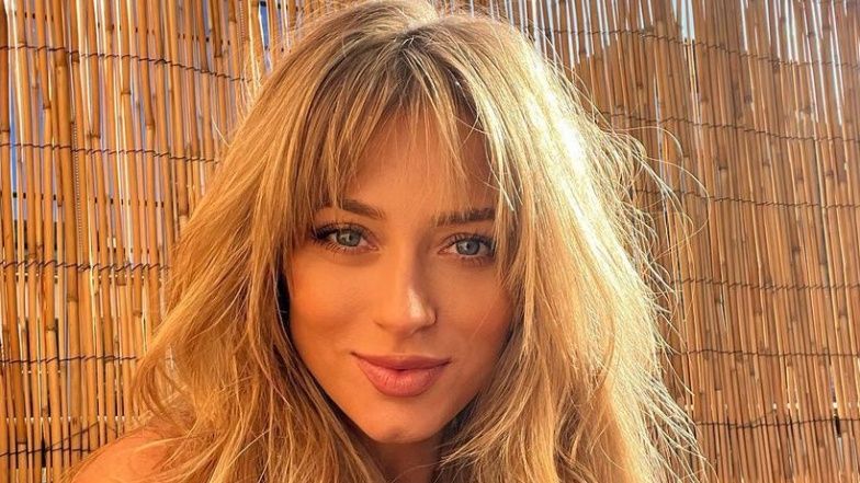 Marcelina Zawadzka łapie promienie słońca na balkonie