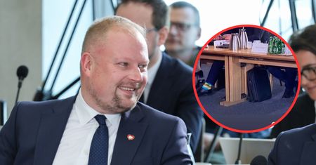 To nie fotomontaż. Zobaczcie, co założył na przesłuchanie prezesa