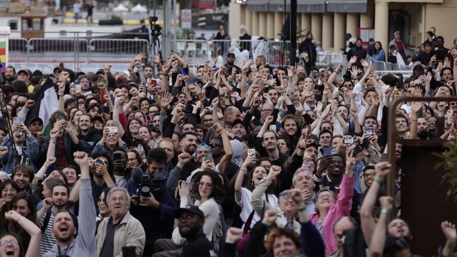 Uściski, brawa i łzy. Radość na ulicach Paryża