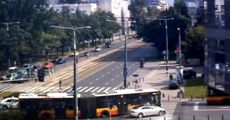 Mercedesem bez prawa jazdy prosto w autobus