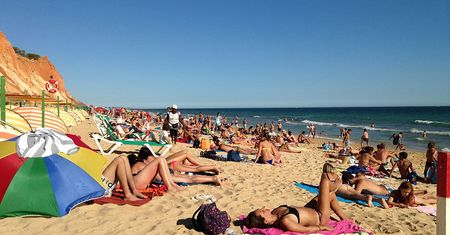 Rok temu padł rekord. Teraz pospiesznie odnawiają plaże