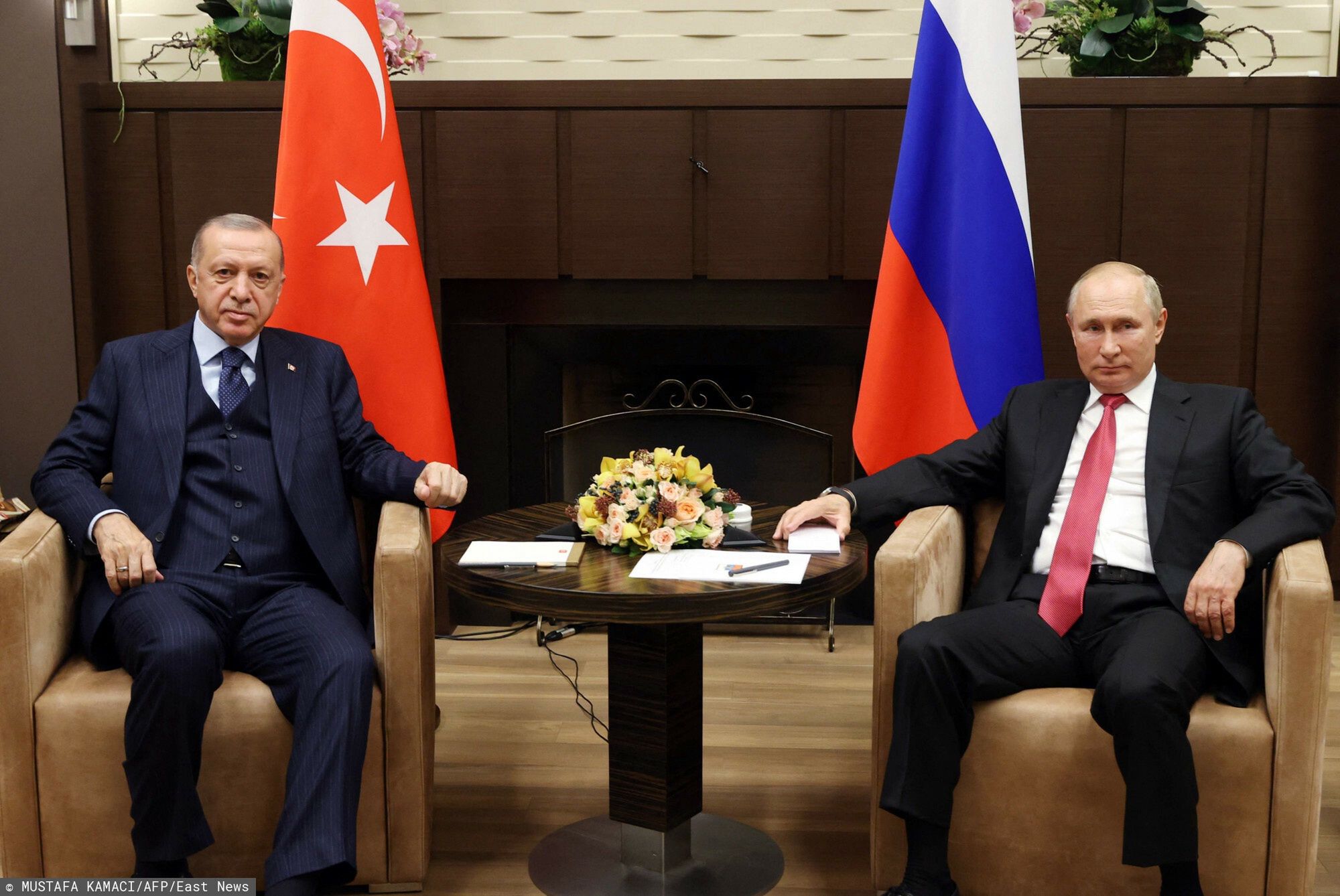 arch48
A handout picture taken and released on September 29, 2021 by the Turkish Presidential Press service shows Turkish President Recep Tayyip Erdogan (L) and Russian President Vladimir Putin posing ahead of their meeting in Sochi. (Photo by Mustafa KAMACI / TURKISH PRESIDENTIAL PRESS SERVICE / AFP)
MUSTAFA KAMACI