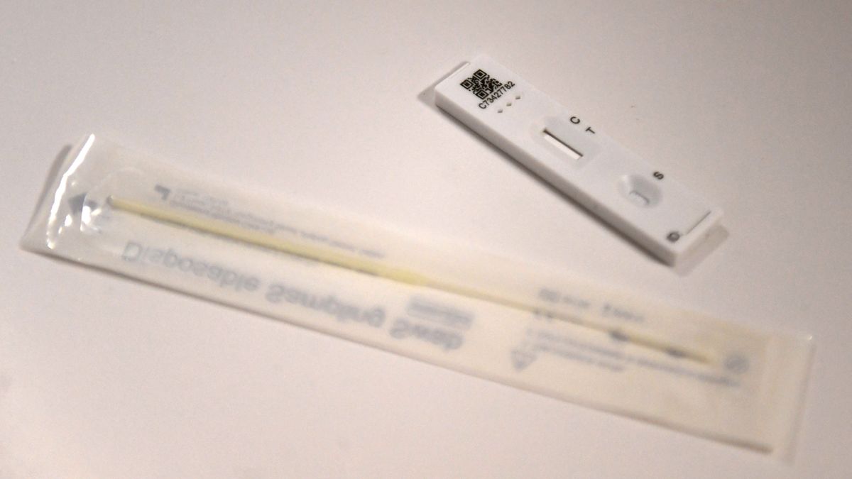 epa09116718 A lateral flow test at a coronavirus testing centre in London, Britain, 05 April 2021. Britain's Prime Minister Boris Johnson has announced that  everyone in England is to be given access to two rapid coronavirus tests a week from Friday 09 April 2021.  EPA/NEIL HALL Dostawca: PAP/EPA.