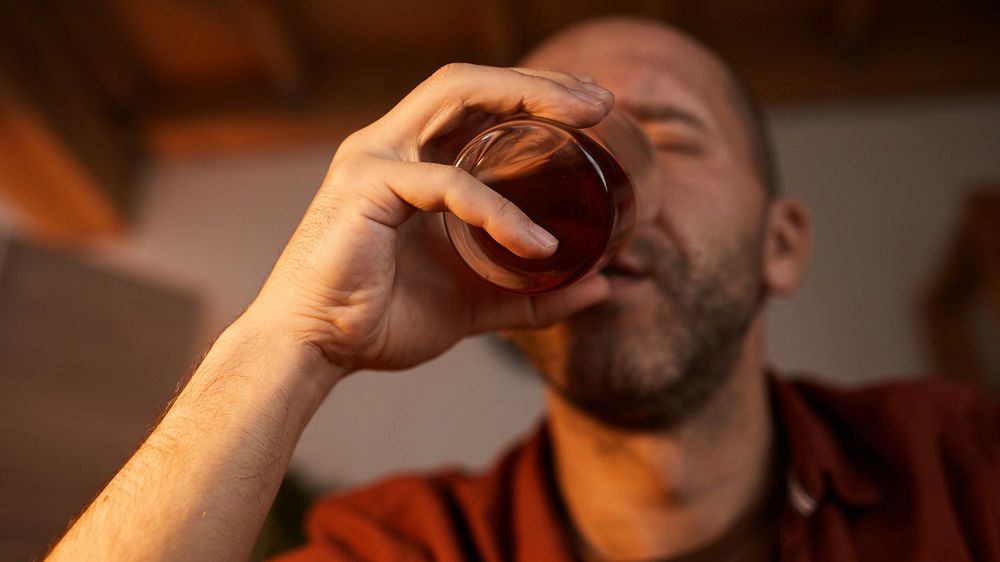 Pojawiają się, gdy przesadzasz z alkoholem. Charakterystyczne zmiany zauważysz na skórze