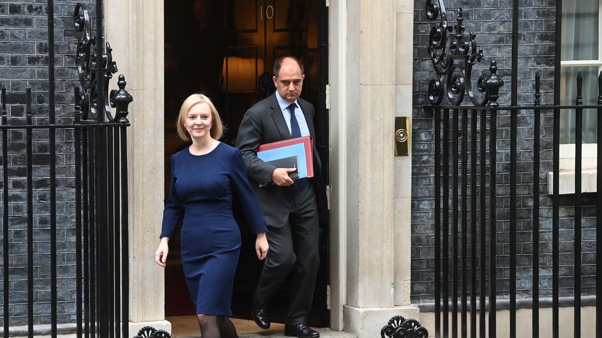 Na zdjęciu Liz Truss wychodząca z Downing Street