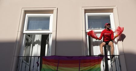 Interwencja w mieszkaniu z tęczową flagą. Policja się tłumaczy