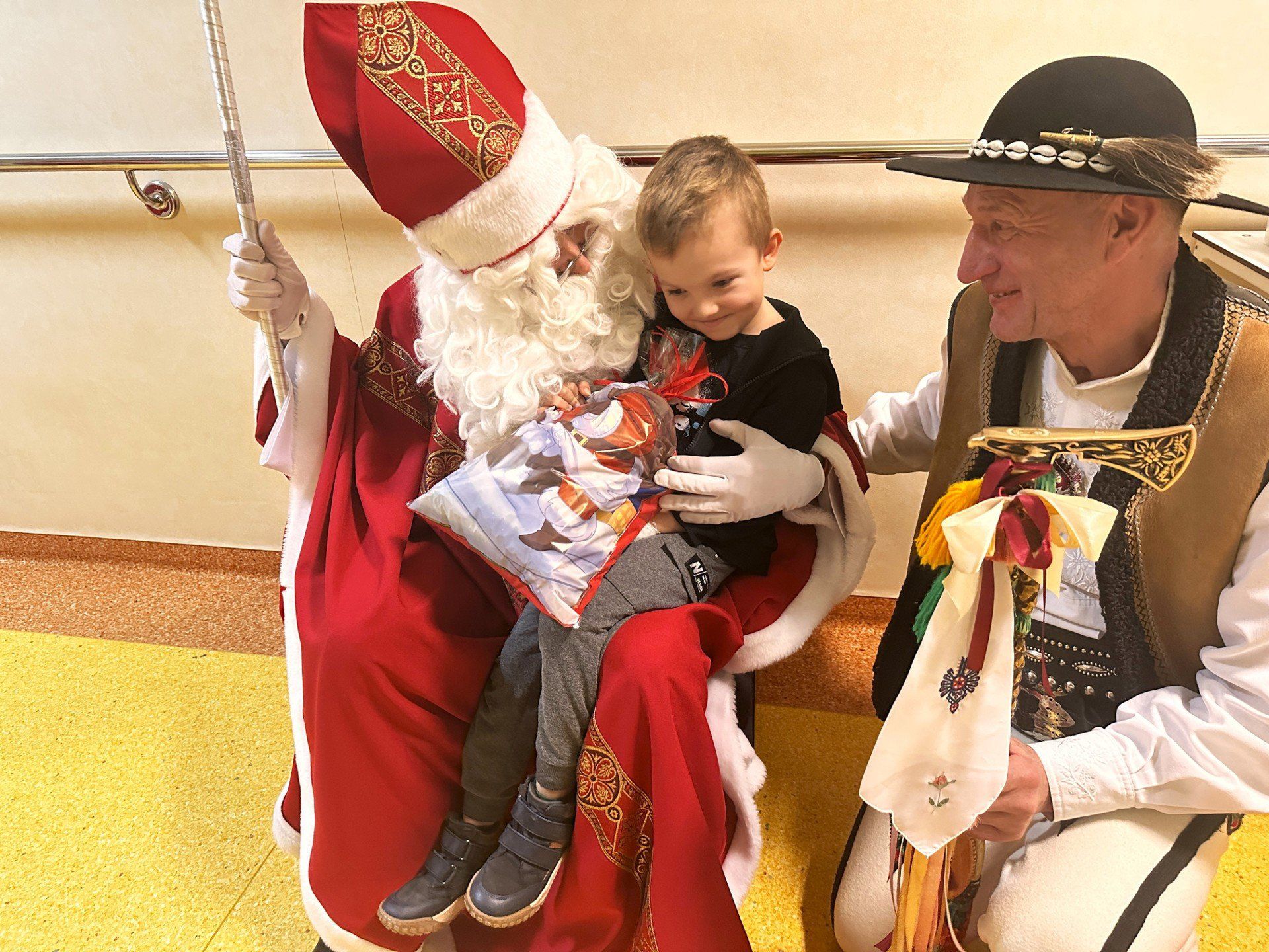 Mikołajki w szpitalu z OSP Brunary