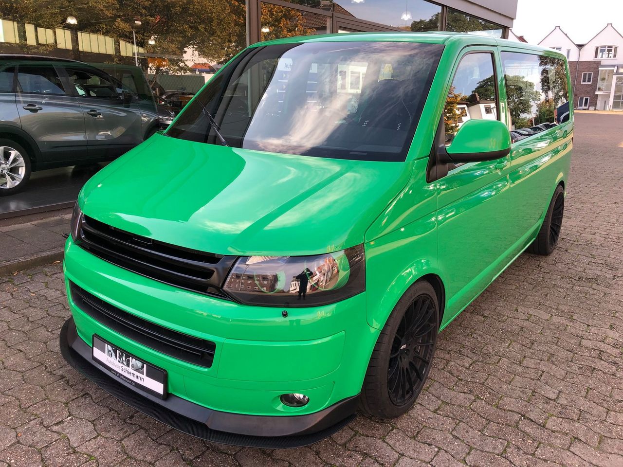 Szalony Volkswagen T5 z silnikiem z Porsche 911 Turbo i kierownicą pośrodku