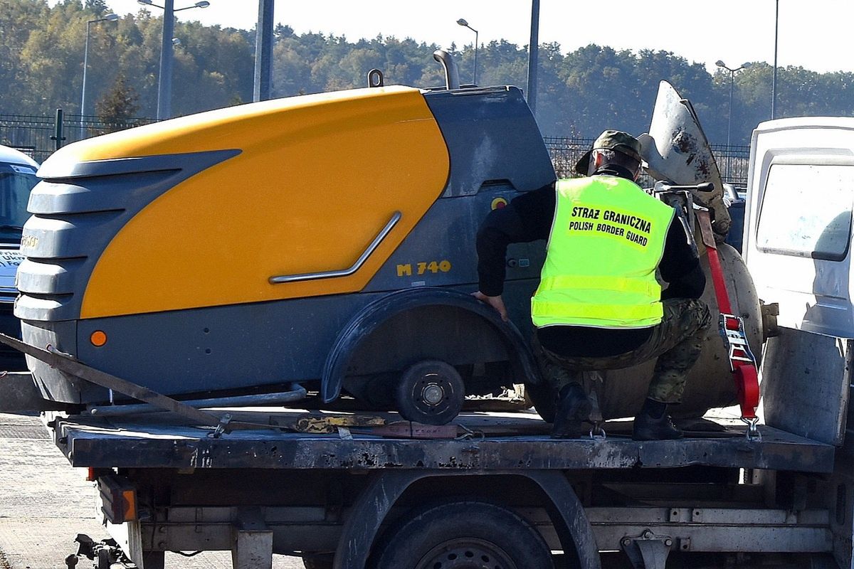 Miksokret marki Putzmeister próbowany wywieźć na lawecie
